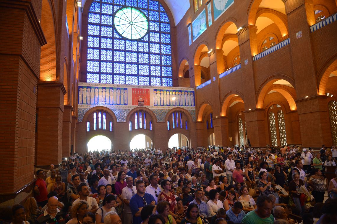 Rovena Rosa/Agência Brasil Aparecida (SP) - Devotos de Nossa Senhora Aparecida comparecem ao Santuário Nacional no dia da Padroeira do Brasil (Rovena Rosa/Agência Brasil)