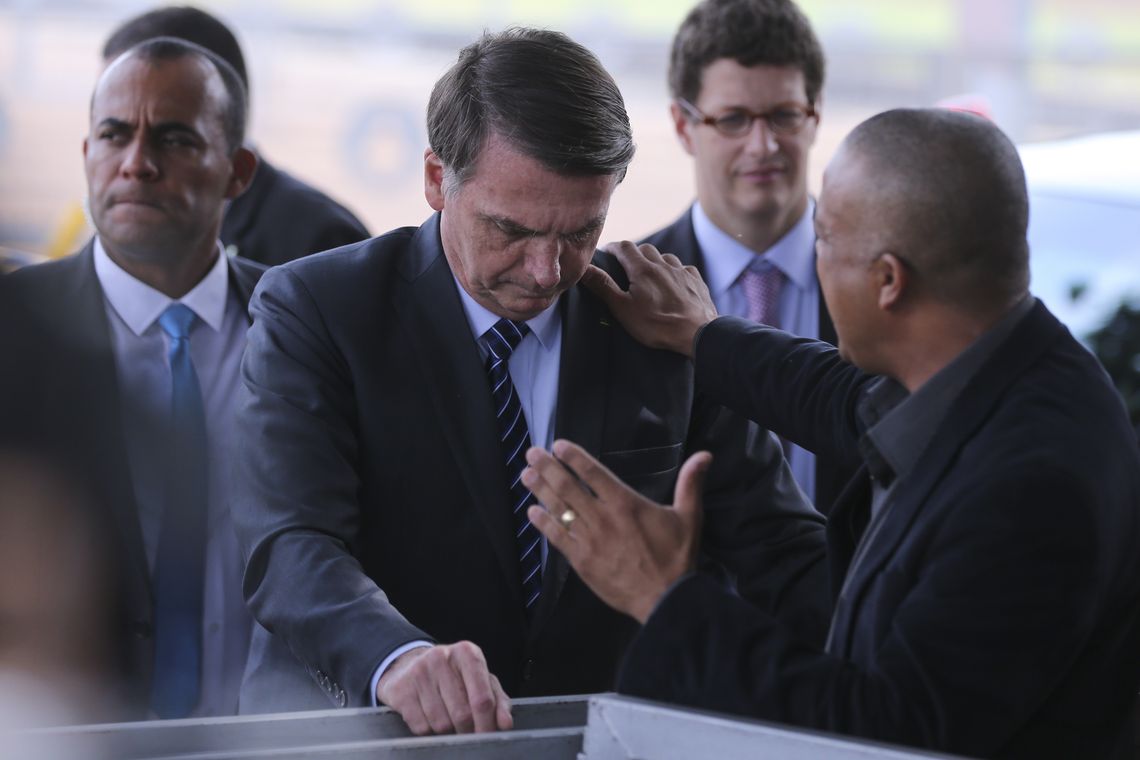 José Cruz/Agência Brasil O presidente Jair Bolsonaro recebe oração em frente ao Palácio da Alvorada