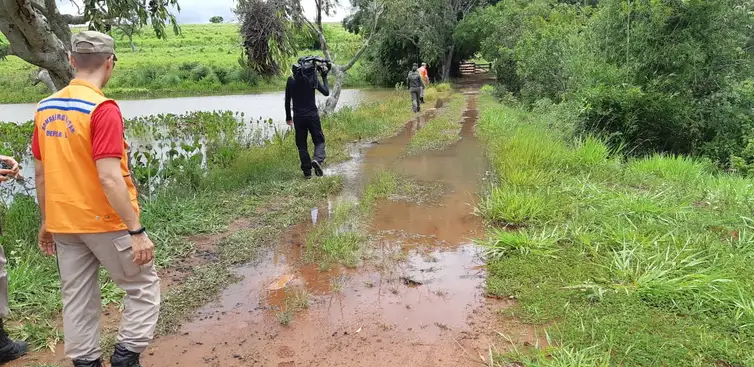 Técnicos estiveram vistoriando as áreas atingidas pelo rompimento da barragem