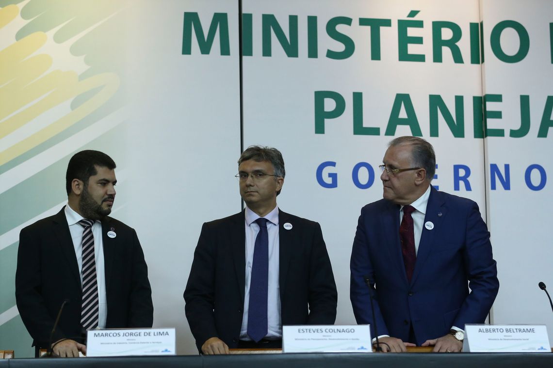 Valter Campanato/Agência Brasil Brasília - Os ministros Marcos Jorge (MDIC), Esteves Colnago (Planejamento), e Alberto Beltrame (MDS) durante divulgação dos resultados preliminares das políticas públicas sociais (Valter Campanato/Agência Brasil)