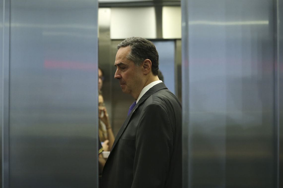José Cruz/Agência Brasil O ministro Luís Roberto Barroso, chega ao Tribunal Superior Eleitoral (TSE)