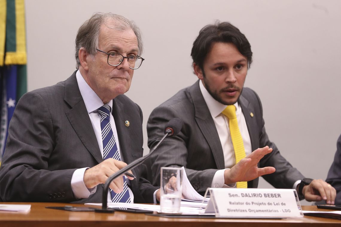 Valter Campanato/Agência Brasil O relator da Lei de Diretrizes Orçamentárias para 2019, senador Dalírio Beber e o presidente da Comissão, deputado Mário Negromonte Jr. durante reunião da Comissão Mista de Orçamento.
