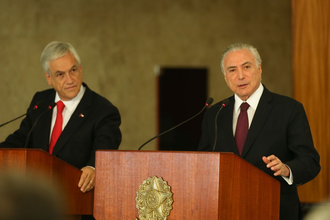 Os presidentes Sebastián Piñera, do Chile e Michel Temer, do Brasil, falam à imprensa, no Palácio do Planalto