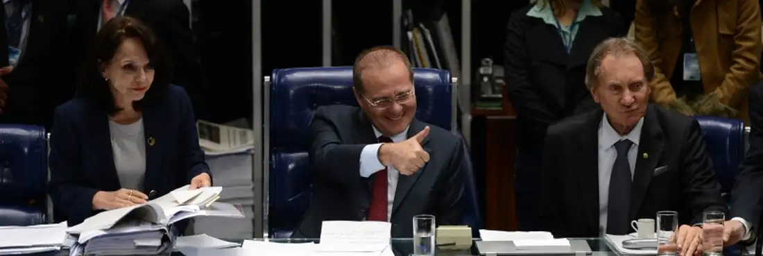 O plenário do Senado durante sessão para examinar destaques ao texto da Proposta de Emenda à Constituição (PEC) do Orçamento Impositivo. Ao centro, o presidente do Senado, Renan Calheiros O plenário do Senado durante sessão para examinar destaques ao texto da Proposta de Emenda à Constituição (PEC) do Orçamento Impositivo. Ao centro, o presidente do Senado, Renan Calheiros