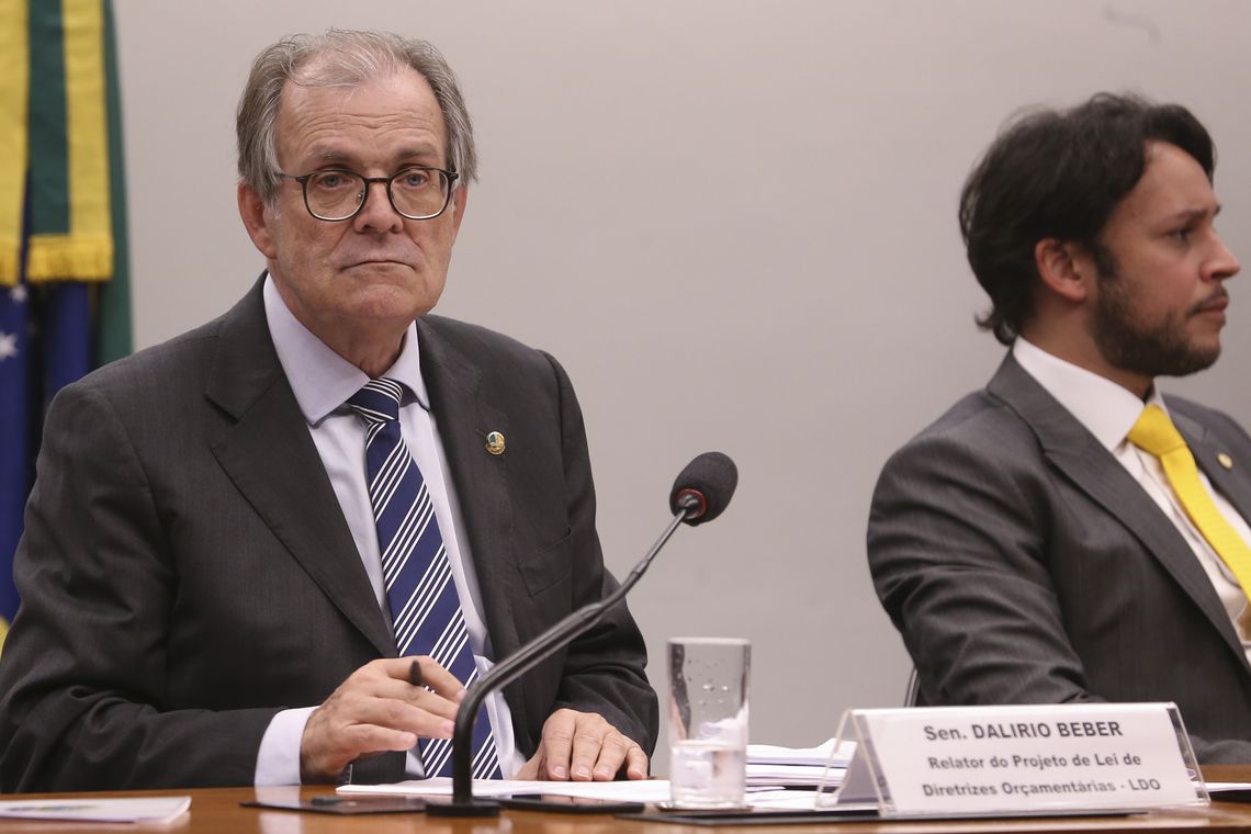 Valter Campanato/Agência Brasil O relator da Lei de Diretrizes Orçamentárias para 2019, senador Dalírio Beber e o presidente da Comissão, deputado Mário Negromonte Jr. durante reunião da Comissão Mista de Orçamento.