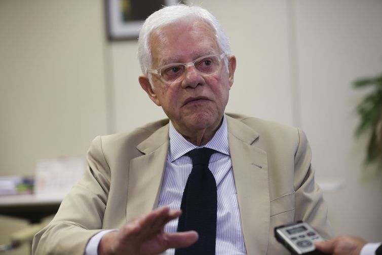 O ministro de Minas e Energia, Moreira Franco fala sobre as tarifas da conta de luz.
