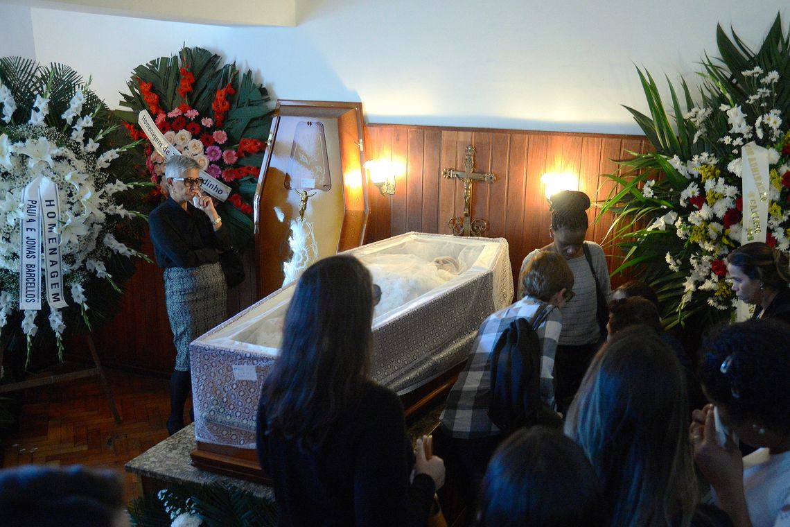 Tomaz Silva/Agência Brasil Rio de Janeiro - Familiares e amigos se despedem do jornalista Jorge Bastos Moreno durante velório no Cemitério São João Batista, em Botafogo (Tomaz Silva/Agência Brasil)