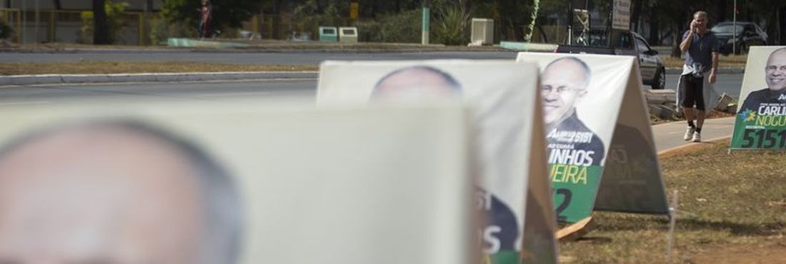 Propaganda eleitoral Cavaletes, bonecos e cartazes são permitidos durante a campanha eleitoral, desde que não dificultem o bom andamento do trânsito de pessoas e veículos