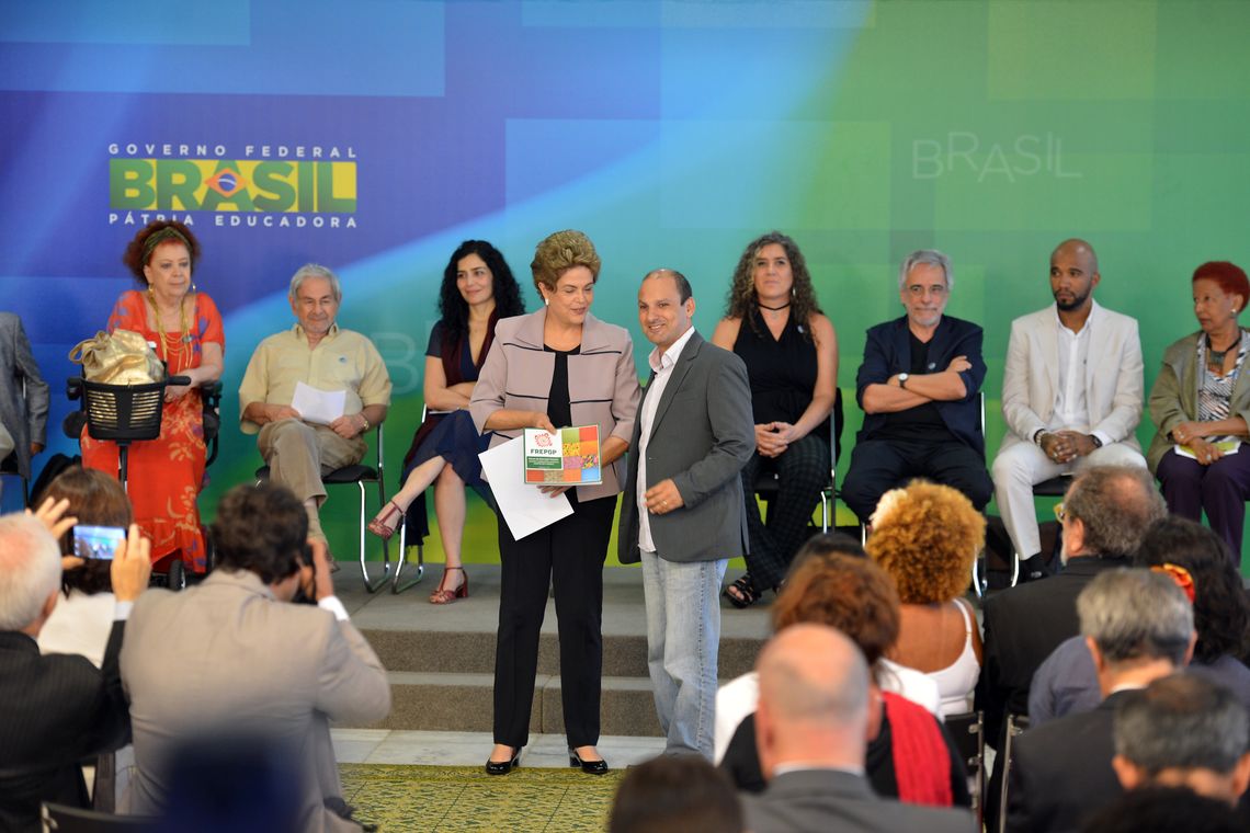 Antonio Cruz/Agência Brasil Brasília - A presidenta Dilma Rousseff, durante cerimônia no Palácio do Planalto, recebe apoio de intelectuais e artistas contra o processo de impeachment (Antonio Cruz/Agência Brasil)