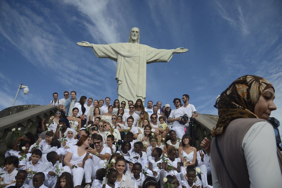 Tânia Rêgo/Agência Brasil Rio de Janeiro - Ato pela Paz reúne artistas e crianças refugiadas, no Cristo Redentor, para lembrar os 6 anos de guerra na Síria (Tânia Rêgo/Agência Brasil)