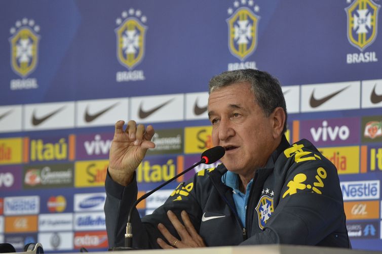  Equipe técnica dá coletiva no centro de mídia na Granja Comary. Na foto, o coordenador técnico, Carlos Alberto Parreira (Tomaz Silva/Agência Brasil)