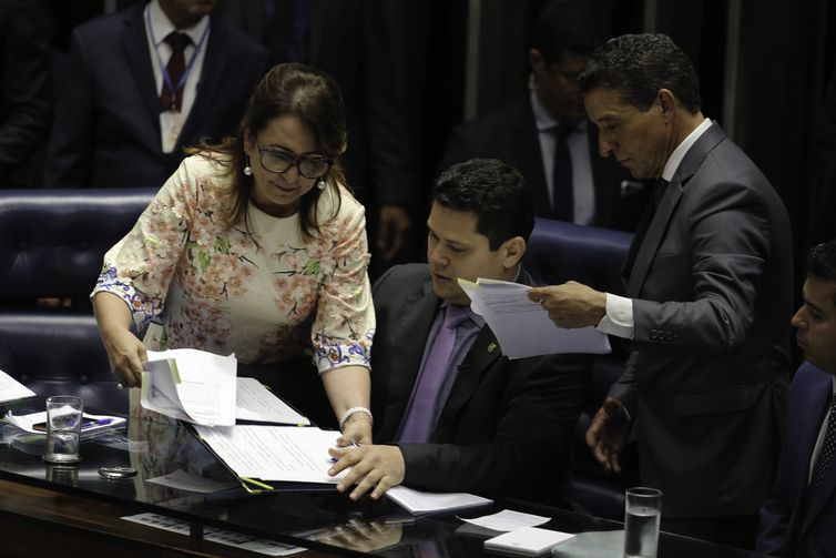 Senadora KÃ¡tia Abreu tirou da Mesa a pasta com o roteiro de conduÃ§Ã£o da sessÃ£o do senador Davi Alcolumbre que preside a votaÃ§Ã£o para escolha do novo presidente do Senado.