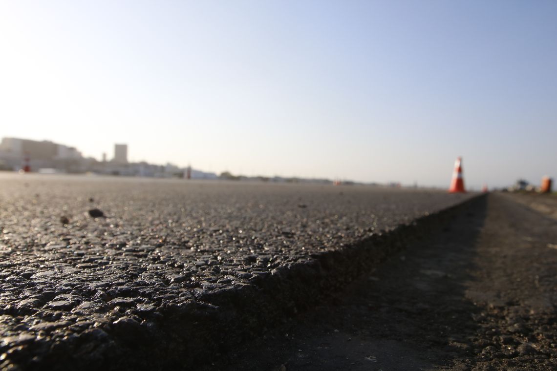  Obras de pavimentação com asfalto poroso, mais aderente, na pista principal do Aeroporto Santos Dumont. 