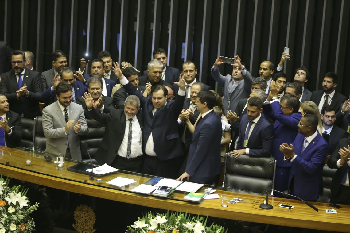 Valter Campanato/Agência Brasil Com 334 votos, o deputado Rodrigo Maia (DEM-RJ) foi reeleito presidente da Câmara dos Deputados em primeiro turno. O resultado foi bastante comemorado no plenário e Maia se emocionou