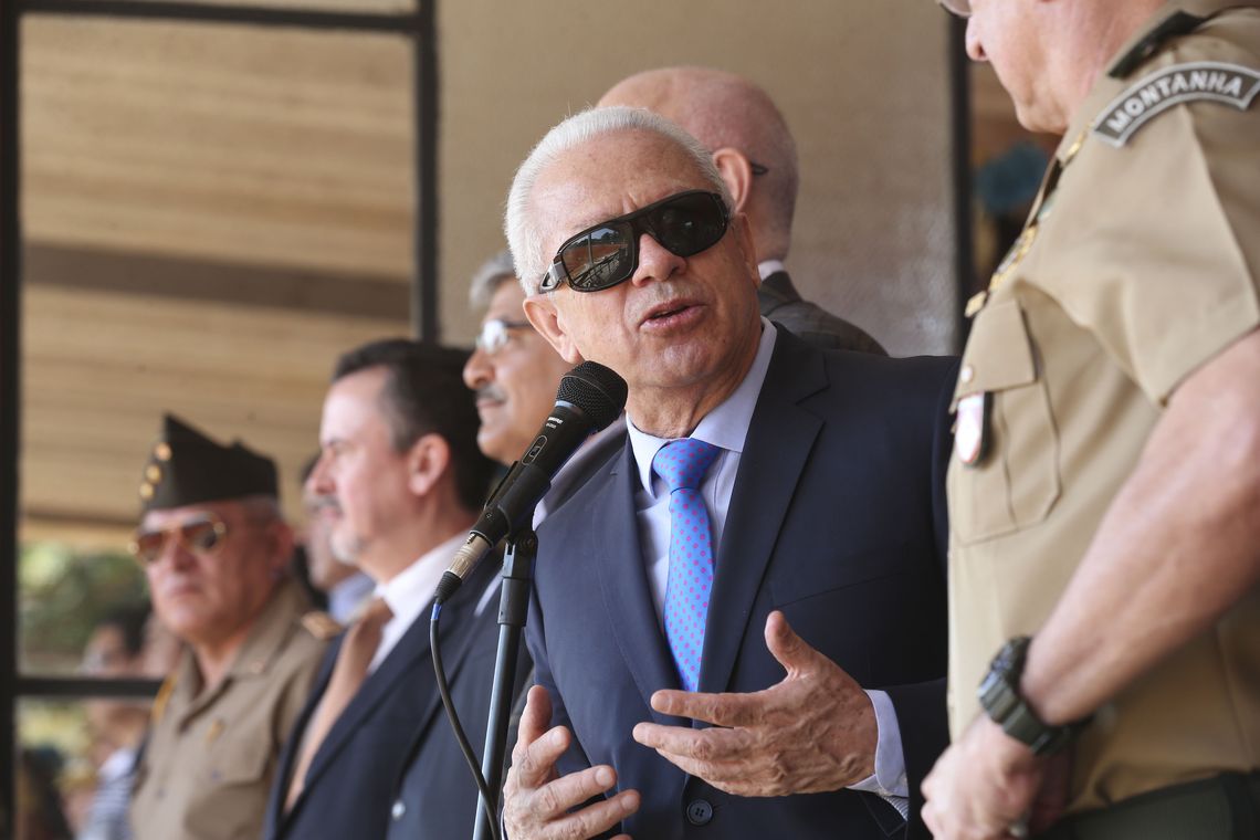 Antonio Cruz/Agência Brasil O embaixador do Peru no Brasil, Vicente Rojas Escalante, assiste competição equestre no 1º Regimento de Cavalaria de Guardas, em Brasília.