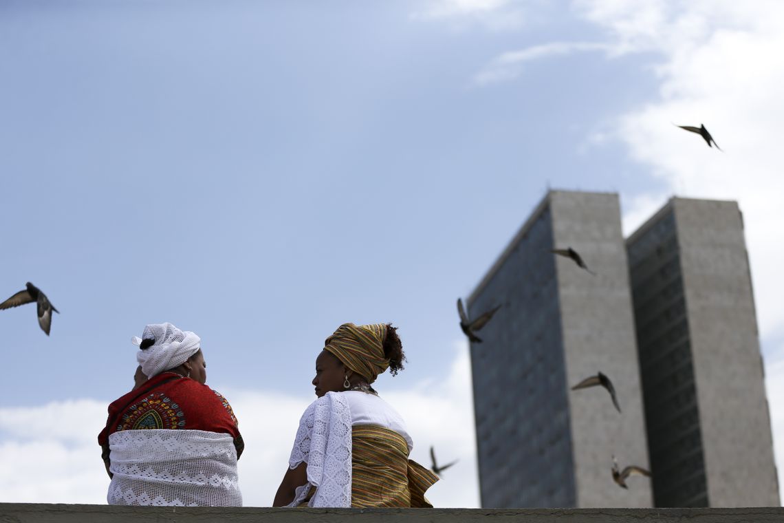 Marcelo Camargo/Agência Brasil Praticantes de religiões de matriz africana aguardam o início do julgamento, no STF, de recurso sobre a constitucionalidade do sacrifício de animais em cultos.