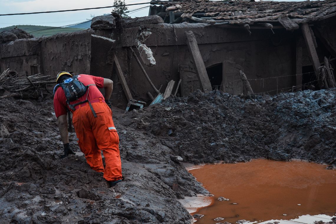 Antonio Cruz/ Agência Brasil Mariana (MG) - Rompimento de duas barragens da mineradora Samarco na última quinta-feira (5). Em meio ao cenário de muita lama, barro e destruição, bombeiros fazem buscas atrás de vítimas (Antonio Cruz/Agência Brasil)