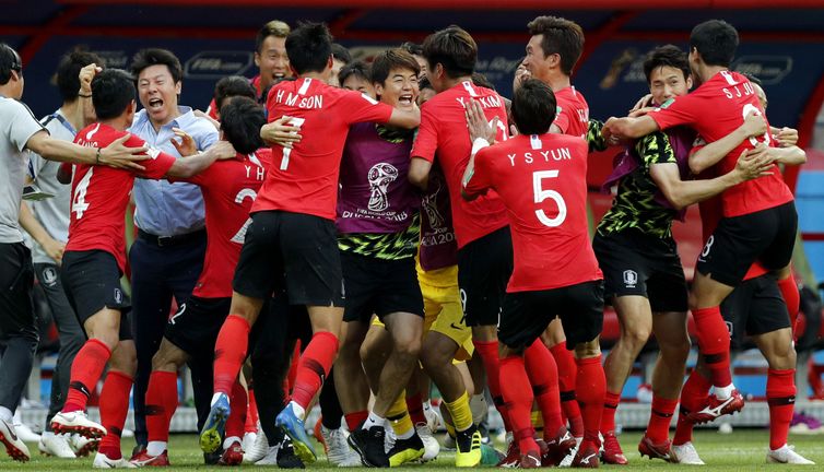 Kazan (Russian Federation), 27/06/2018.- Players of South Korea celebrate the opening goal during the FIFA World Cup 2018 group F preliminary round soccer match between South Korea and Germany in Kazan, Russia, 27 June 2018. (RESTRICTIONS APPLY: