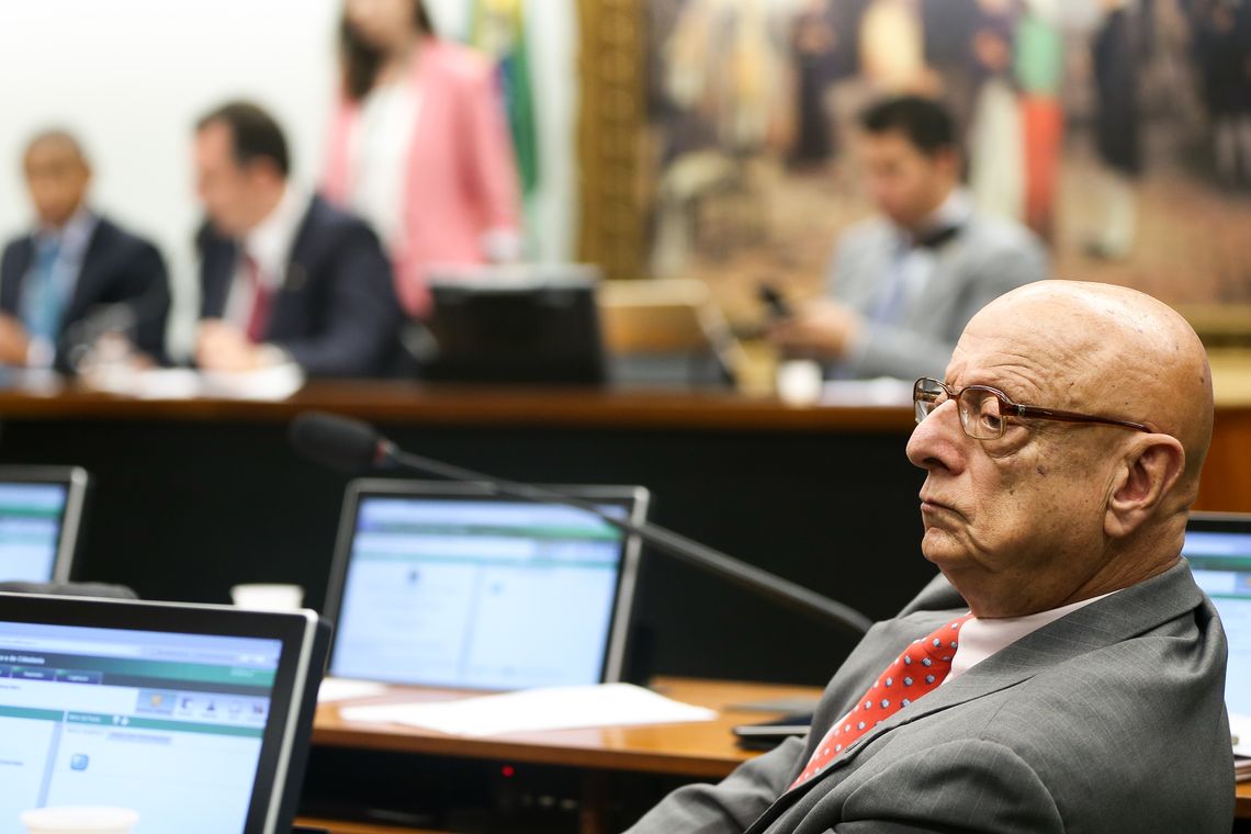 Marcelo Camargo/Agência Brasil Brasília - O relator da PEC das Diretas, deputado Esperidião Amin, durante sessão na Comissão de Constituição e Justiça da Câmara para analisar a admissibilidade da proposta (Marcelo Camargo/Agência Brasil)