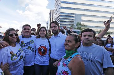 O ministro Alexandre Baldy se reÃºne com representantes de  movimentos por moradia vindos de 16 estados, no acampamento montado em frente ao MinistÃ©rio das Cidades.