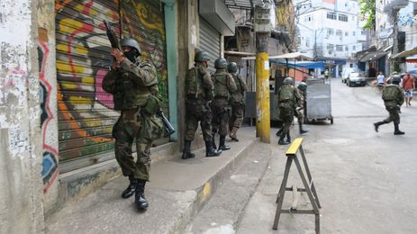 Agência Brasil/Vladimir Platonow Militares fazem cerco à Rocinha após tiroteio entre traficantes e policiais