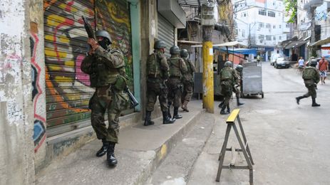 Militares fazem cerco à Rocinha após tiroteio entre traficantes e policiais