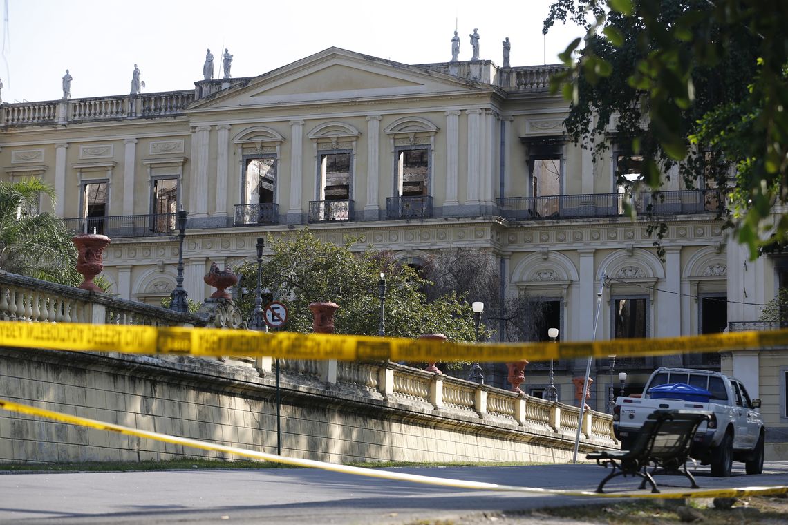 Fernando Frazão/Agência Brasil Construção de barreira nos arredores do Museu Nacional do Rio de Janeiro, após o incêndio.