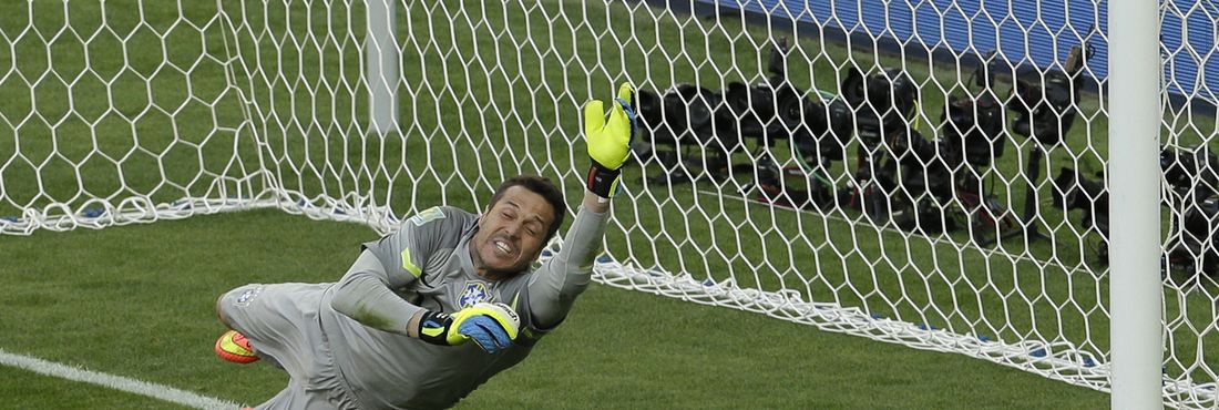 AP283164981796-julio-cesar Julio Cesar vai em direção à bola no pênalti decisivo do chileno Jara, que não marcou e classificou o Brasil para as quartas de final