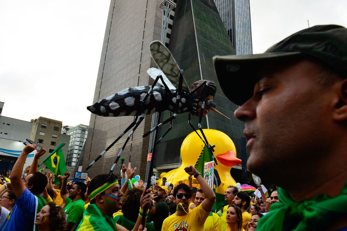 Rovena Rosa/Agência Brasil São Paulo - Manifestação na Avenida Paulista, região central da capital, contra a corrupção e pela saída da presidenta Dilma Rousseff (Rovena Rosa/Agência Brasil)