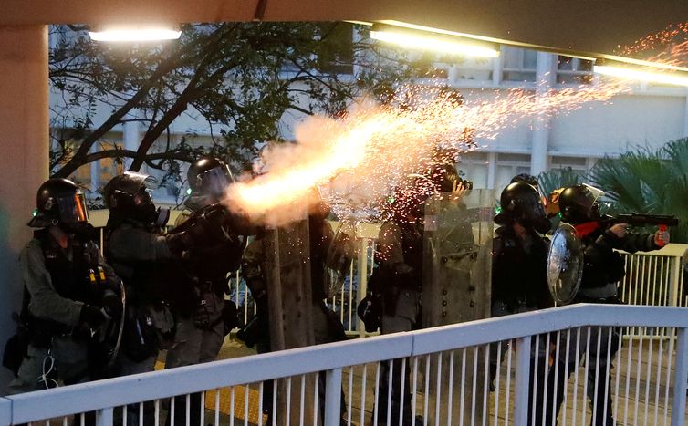 Policiais disparam gás lacrimogêneo contra manifestantes durante um protesto em Hong Kong, China, 31 de agosto de 2019. REUTERS / Kai Pfaffenbach