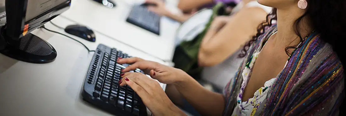 Usuária de computador Participante do II Fórum da Internet usando o computador