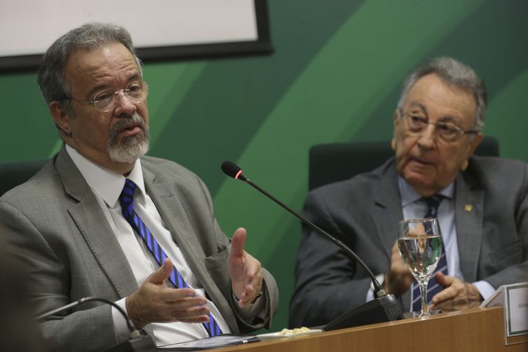 O ministro da Segurança Pública, Raul Jungmann, e o presidente da CNA, João Martins, instalam o grupo de trabalho criado pelo ministério em parceria com a CNA para debater e sugerir soluções conjuntas de combate à criminalidade no campo.