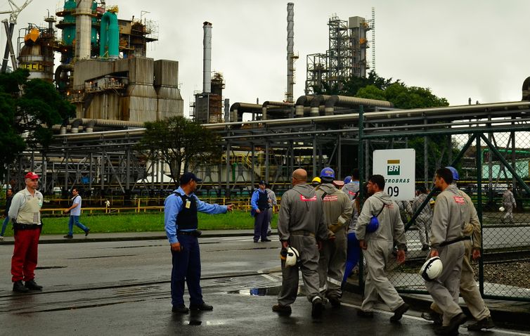  Trabalhadores terceirizados adentram a refinaria de Cubatão, durante a greve dos petroleiros. (Rovena Rosa/Agência Brasil)