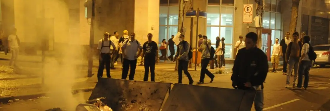 Protestos no Rio de Janeiro Após depredar agências bancárias, manifestantes queimaram materiais em frente à Assembleia Legislativa