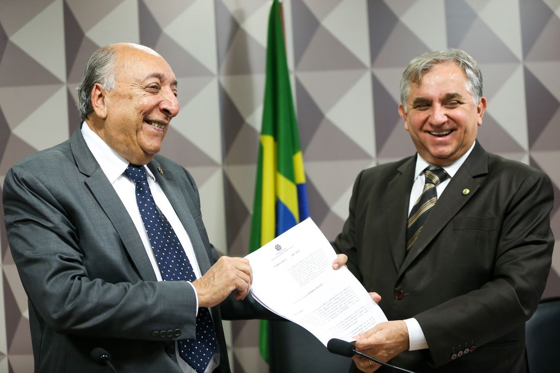 Marcelo Camargo/Agência Brasil Brasília - O senador Pedro Chaves (E) e o deputado Izalci Lucas apresentam o relatório sobre a MP 746/2016, que trata da Reforma do Ensino Médio ( Marcelo Camargo/Agência Brasil)