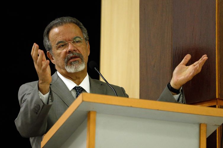 O ministro da Segurança Pública, Raul Jungmann, fala durante cerimônia de posse do novo superintendente da Polícia Federal no Rio de Janeiro, delegado Ricardo Andrade Saadi, na sede da PF.