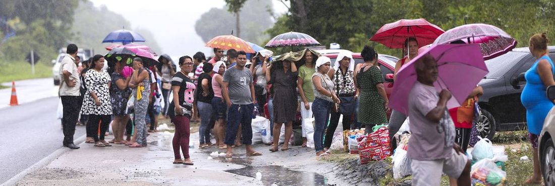 Familiares de detentos em Manaus Mesmo com a suspensão de visitas aos detentos do Complexo Penitenciário Anísio Jobim, familiares formam filas para tentar entregar alimentos e roupas