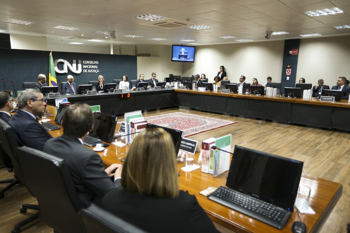 Marcelo Camargo/Agência Brasil Brasília - A presidente do CNJ e do STF, Cármen Lúcia, dá posse a dois novos conselheiros ministro do TST Aloysio Corrêa da Veiga e o advogado André Luis Guimarães Godinho (Marcelo Camargo/Agência Brasil)