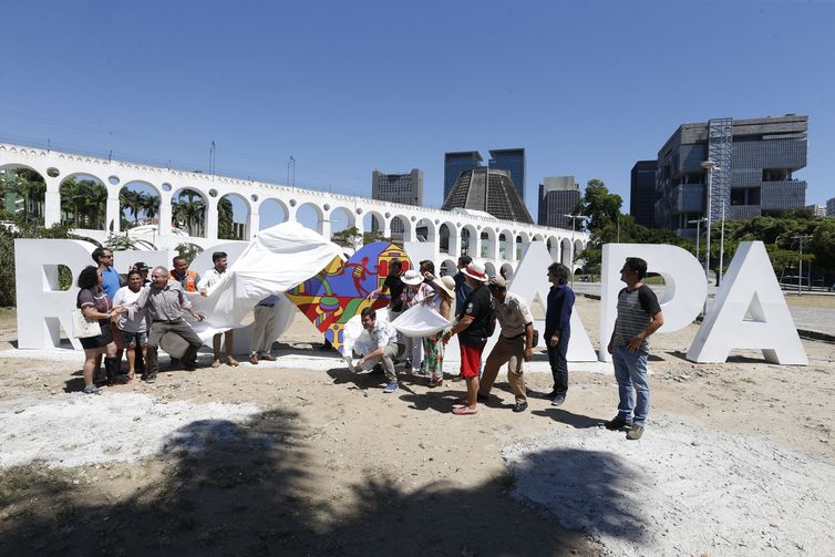 A Lapa, no centro do Rio de Janeiro, ganha mobiliÃ¡rio urbano com a frase RioAmaLapa. 