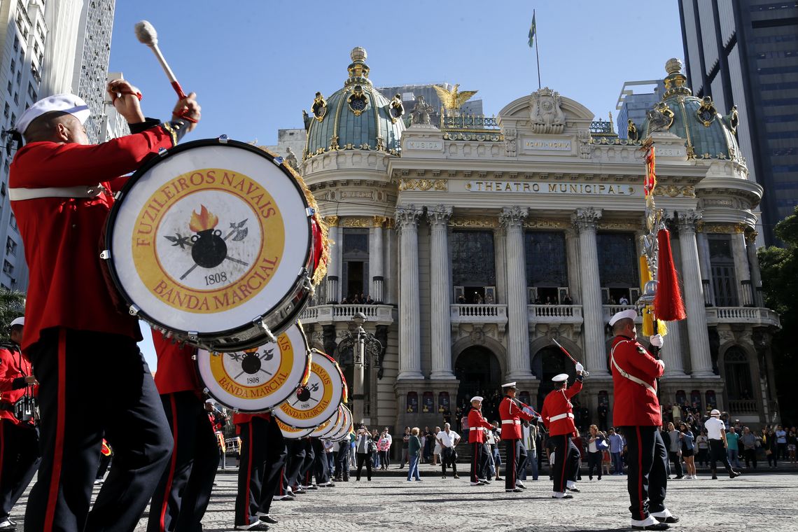 Tânia Rêgo/Agência Brasil Rio de Janeiro - O Theatro Municipal do Rio de Janeiro abre sua programação gratuita em comemoração aos seus 108 anos. A solenidade de abertura teve a participação da Banda dos Fuzileiros Navais (Tânia Rêgo/Agência Brasil)