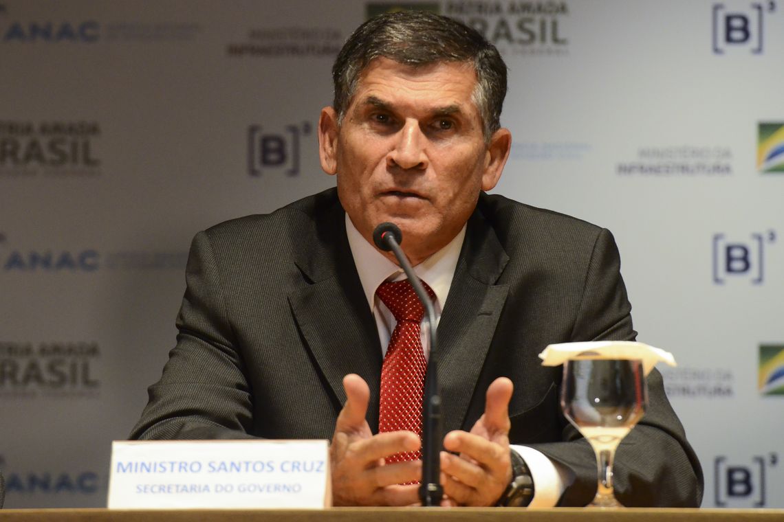 Rovena Rosa/Agência Brasil O ministro da Secretaria de Governo, Alberto dos Santos Cruz, participa da coletiva de imprensa após leilão de 12 aeroportos brasileiros, na sede da B3 (Bovespa), em São Paulo.