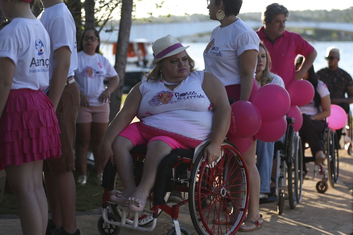 José Cruz/Agência Brasil Brasília - Mulheres com câncer de mama participam de desfile como parte das atividades do Outubro Rosa, mês de conscientização sobre a doença (José Cruz/Agência Brasil)