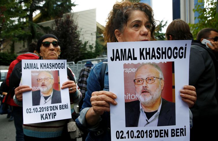 Ativistas de direitos humanos com cartazes do jornalista saudita desaparecido Jamal Khashoggi durante protesto no início de outubro em frente ao consulado saudita em Istambul, na Turquia 