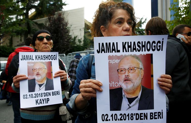 Ativistas de direitos humanos com cartazes do jornalista saudita desaparecido Jamal Khashoggi durante protesto no inÃ­cio de outubro em frente ao consulado saudita em Istambul, na Turquia 