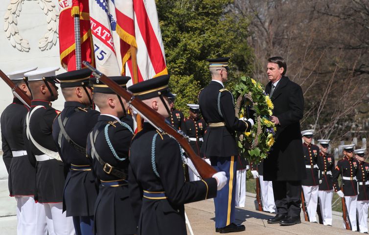 Presidente do Brasil, Jair Bolsonaro, deposita uma coroa de flores no Túmulo do Soldado Desconhecido no Cemitério Nacional de Arlington, Virgínia (EUA). 