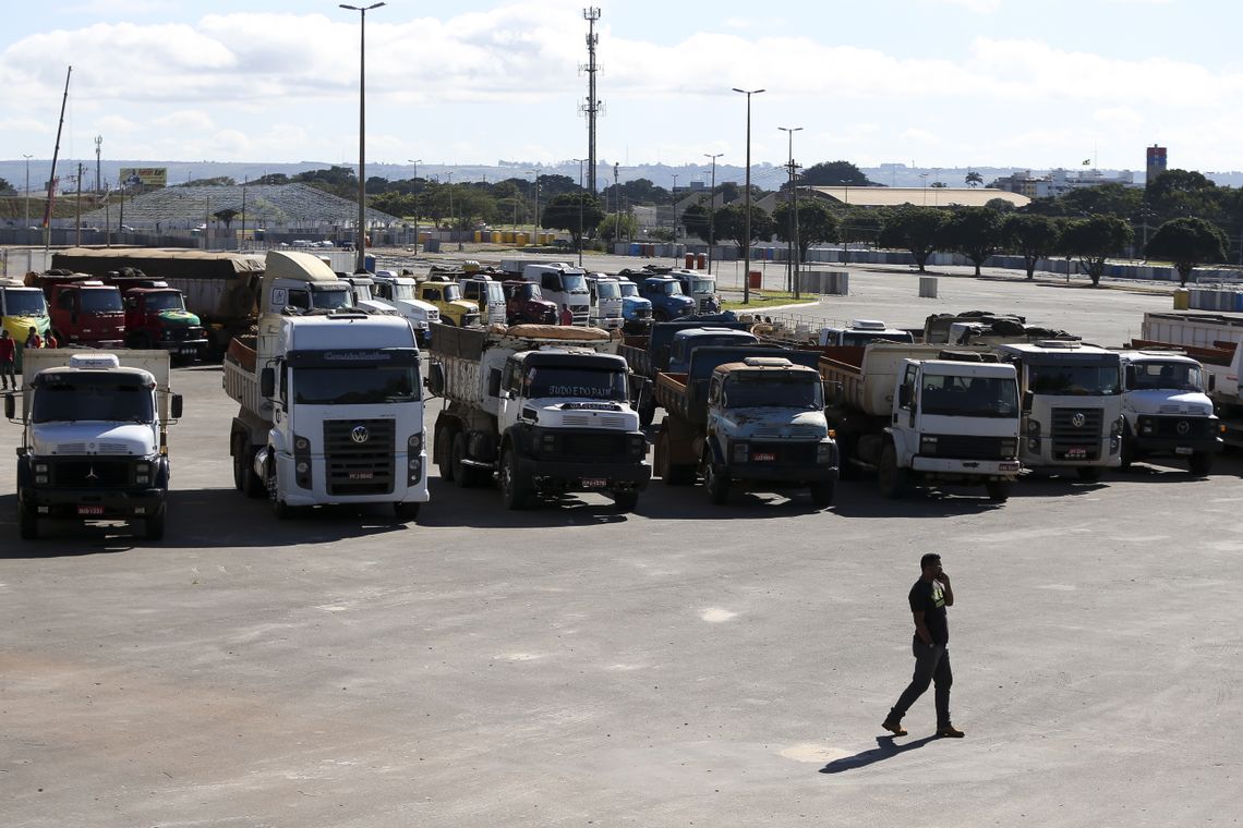 Marcelo Camargo/Agência Brasil Caminhoneiros realizam protesto contra a alta no preço do combustível e uma resolução do Contran que obriga a colocar dispositivos de segurança nas caçambas.
