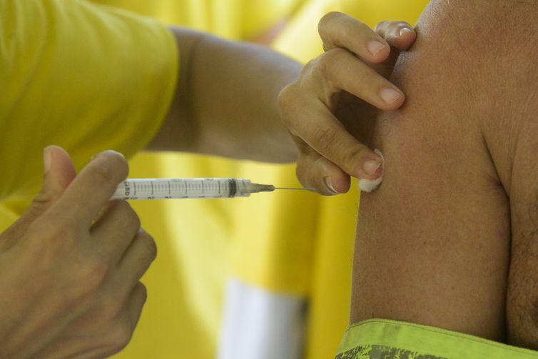  Dia D de vacinaÃ§Ã£o contra a gripe no Leme, na zona sul do Rio de Janeiro.