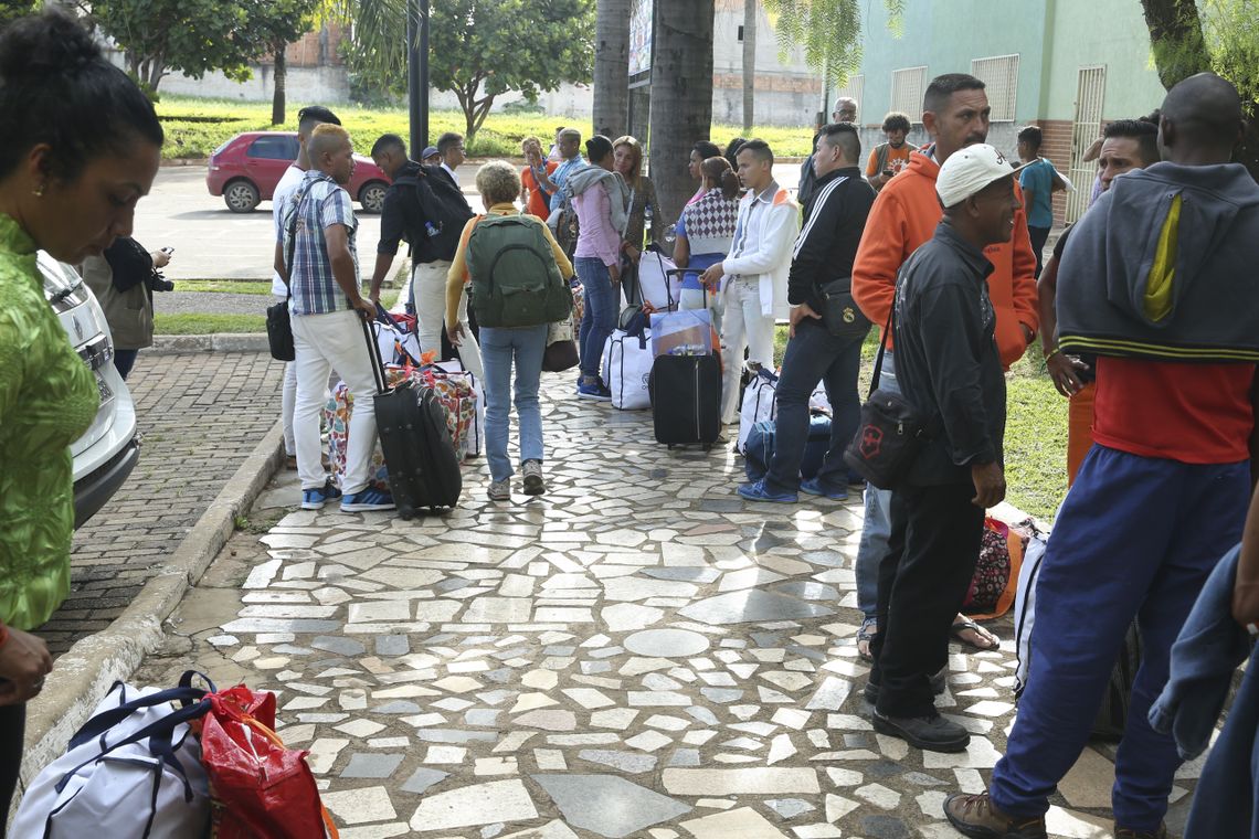 Migrantes venezuelanos vindos da cidade de Boa Vista, em Roraima, sÃ£o acolhidos em uma parÃ³quia para orientaÃ§Ãµes e encaminhados para casas alugadas pelo programa de integraÃ§Ã£o da CÃ¡ritas Brasileira, em SÃ£o SebastiÃ£o, no Distrito Federal.
