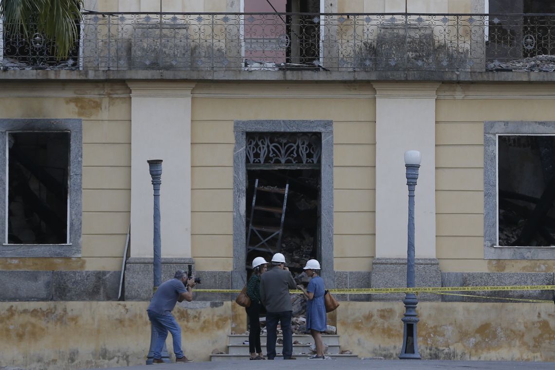 Fernando Frazão/Agência Brasil A chefe da missão da Unesco, Cristina Menegazzi (de vestido), chega para avaliar o resgate nos escombros e reconstrução do patrimônio no Museu Nacional do Rio de Janeiro, após o incêndio.
