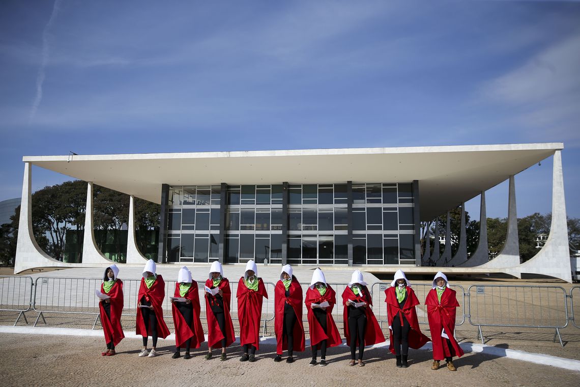 Marcelo Camargo/Agência Brasil Grupo faz ato em defesa dos direitos reprodutivos e sexuais das mulheres, em frente ao Supremo Tribunal Federal, que realiza audiência pública sobre descriminalização do aborto.